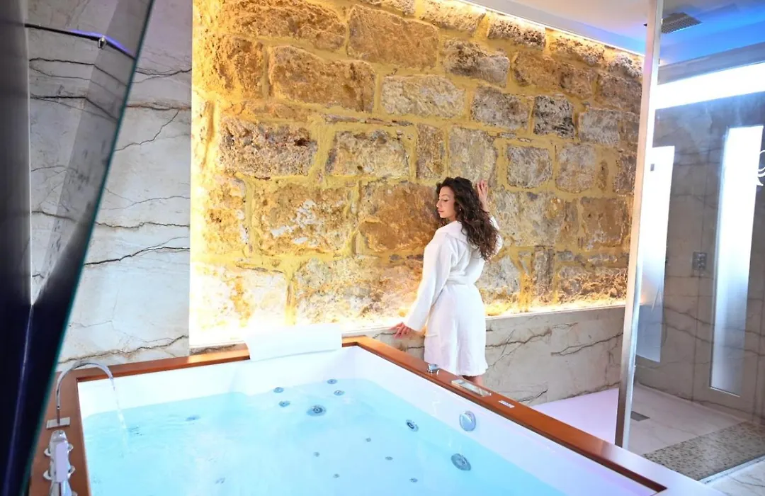 Raquel Suite And Spa-1