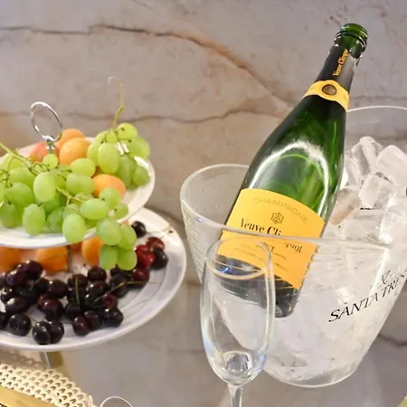 Raquel Suite And Spa-2